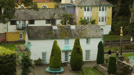 Vista-De-Portmeirion,-Un-Pueblo-Turístico-De-Estilo-Italiano-En-La-Costa-Del-Norte-De-Gales.