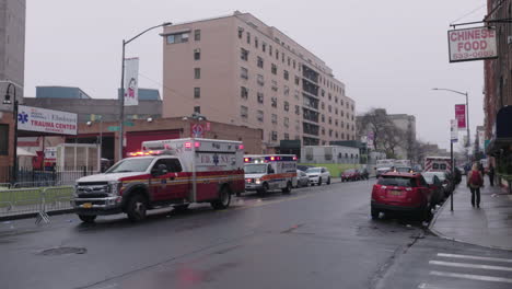 Ambulancia-Llegando-Al-Centro-De-Traumatología-Durante-El-Brote-De-Coronavirus.