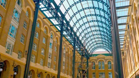 Toma-Estática-Mirando-Hacia-Arriba,-Hacia-El-Interior-Estructural-De-Hays-Galleria-En-El-Distrito-Londinense-De-Southwark.