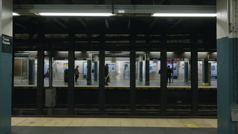 Frauen-Mit-Gesichtsmaske-Am-U-Bahnsteig-Time-Square