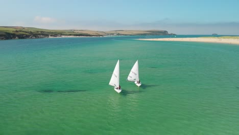 Luftaufnahme-Von-Zwei-Kleinen-Segelbooten-In-Der-Nähe-Von-Rock-In-Cornwall