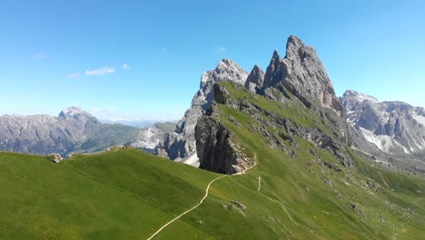 Órbita-Aérea-Sobre-La-Cresta-Seceda-En-Los-Dolomitas-Italianos.