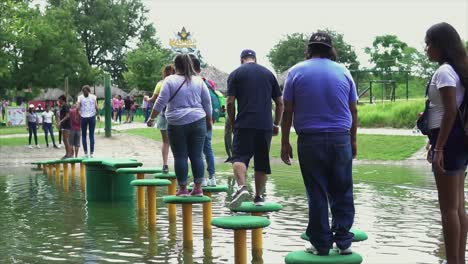 Equilibrio-En-Cuerda-Floja-Sobre-El-Agua-Y