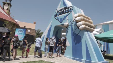 Gente-Caminando-En-El-Parque-De-Atracciones-Bioparque