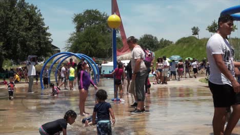 Gente-Caminando-En-El-Parque-De-Atracciones-Bioparque