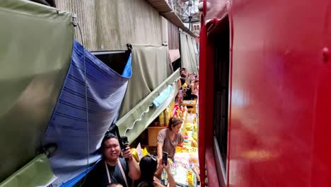 Eine-Zugfahrt-Von-Bangkok-Zum-Mae-Klong-Eisenbahnmarkt