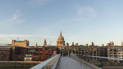 Londoner-Hyperlapse-Zeitraffer,-Hyperlapse-Zeitraffer-Von-Menschen,-Die-über-Die-St.-Pauls-Cathedral-Und-Die-Millennium-Bridge-Gehen,-Das-Ikonische-Wahrzeichen-Im-Zentrum-Von-London-In-England,-Vereinigtes-Königreich