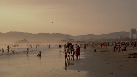 Puesta-De-Sol-En-La-Playa-De-Santa-Mónica,-California,-Estados-Unidos