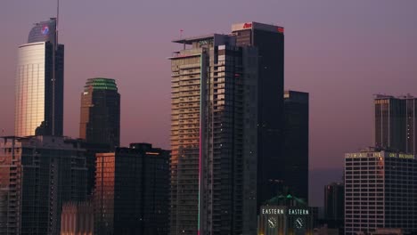 Vista-Aérea-Panorámica-Que-Muestra-El-Horizonte-Del-Centro-De-Los-ángeles-Al-Atardecer