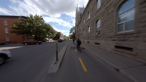 POV-Fahrt-Entlang-Der-Von-Bäumen-Gesäumten-Rachel-Street-In-Montreal,-Bevor-Er-An-Der-Kreuzung-Anhält