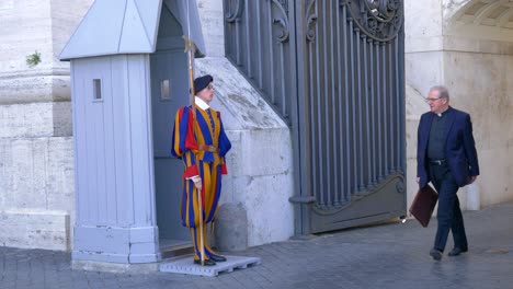 Guardia-Suiza-Papal-En-Uniforme-Estacionada-En-La-Plaza-De-San-Pedro-En-La-Ciudad-Del-Vaticano-En-Roma,-Italia