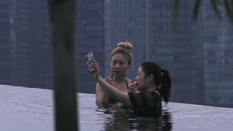 Dos-Amigas-Posando-Para-Fotos-En-La-Piscina-Infinita-En-Singapur