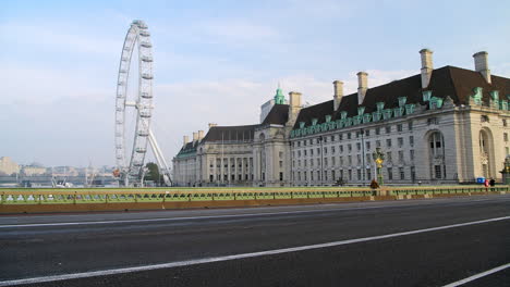 Convoy-Policial-De-Motocicletas-En-Londres-En-El-Cierre-Del-Coronavirus-Covid-19-Con-Calles-Y-Calles-Tranquilas,-Vacías-Y-Desiertas-En-El-Puente-De-Westminster-Y-El-Ojo-De-Londres-En-Inglaterra,-Reino-Unido