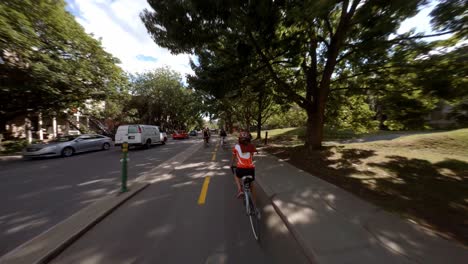 POV-Radfahren-Entlang-Der-Von-Bäumen-Gesäumten-Rachel-Street-In-Montreal