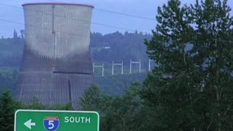 La-Torre-De-Enfriamiento-De-La-Planta-Nuclear-De-Troya-Es-Demolida,-21-De-Mayo-De-2006-–-Oregon,-Estados-Unidos.