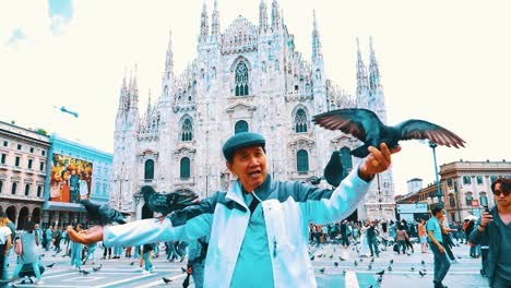 Un-Anciano-Chino-Disfrutando-De-Sus-Vacaciones-En-Milán,-Italia,-Alimentando-A-Las-Palomas.