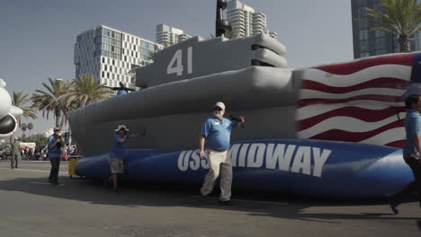 Veteranen-Marschieren-Neben-Dem-US-Midway-Ballon-Während-Der-Veteranentagsparade-2019-In-Der-Innenstadt-Von-San-Diego