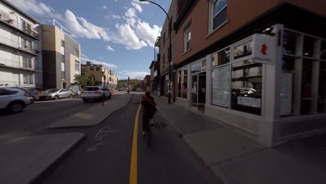 POV-Radfahren-Hinter-Dem-Fahrradkurier-Auf-Der-Rachel-Street