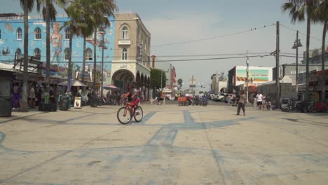 Cinematic-slow-motion-shot-of-boardwalk-at-Venice-Beach,-CA