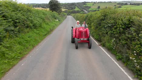 Vintage-Roter-Traktor-Fährt-Entlang-Der-Landstraße