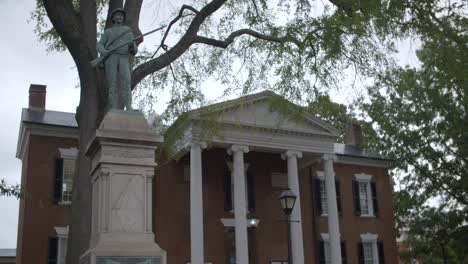 Charlottesville,-VA:-Denkmal-Der-Konföderierten-Vor-Dem-Albemarle-County-Circuit-Court