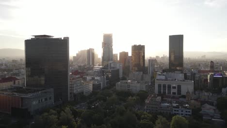 Vista-Aérea-De-Drones-Del-Centro-De-La-Ciudad-De-México-Con-Luz-Solar-De-Hora-Dorada-A-Contraluz