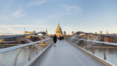 Londoner-Hyperlapse-Zeitraffer,-Hyperlapse-Zeitraffer-Von-Menschen,-Die-über-Die-St.-Pauls-Cathedral-Und-Die-Millennium-Bridge-Gehen,-Das-Ikonische-Wahrzeichen-Im-Zentrum-Von-London-In-England,-Vereinigtes-Königreich