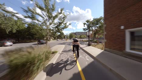 POV-Radfahren-Entlang-Der-Rachel-Street-Auf-Dem-Radweg,-Vorbei-An-Anderen-Radfahrern