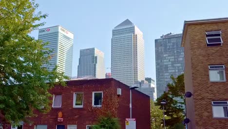 El-Contraste-De-La-Desigualdad-Económica,-Vista-Desde-Las-Zonas-De-Viviendas-Del-Consejo-De-Gobierno-Del-Este-De-Londres-Con-One-Canada-Square-Canary-Wharf-Al-Fondo.