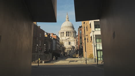 Punto-De-Referencia-De-Londres-De-La-Catedral-De-San-Pablo-En-El-Cierre-Del-Coronavirus-Covid-19,-Con-Carreteras-Tranquilas-Y-Vacías-En-La-Popular-Atracción-Turística-Durante-La-Pandemia-En-Inglaterra,-Europa