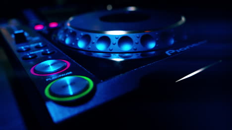 Close-up-panning-shot-of-digital-turntable