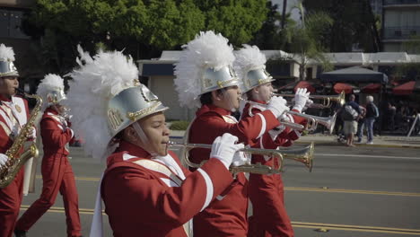 Blaskapelle-Spielt-Während-Der-Veteranentagsparade-2019-In-Der-Innenstadt-Von-San-Diego