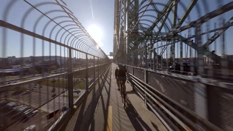 POV-Siguiendo-A-Un-Mensajero-En-Bicicleta-A-Través-Del-Puente-Jacques-Cartier-En-Montreal