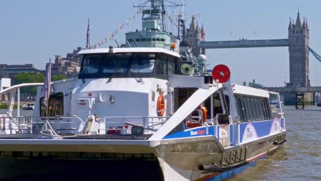 Thames-Clipper-Wasserbus-Moon-Clipper-Wartet-Auf-Einer-Londoner-Brücke-Auf-Passagiere