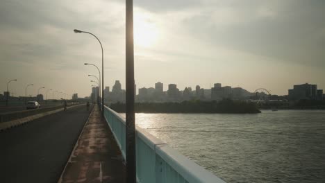 Radfahren,-Reiten-über-Die-Concordia-Brücke-über-St