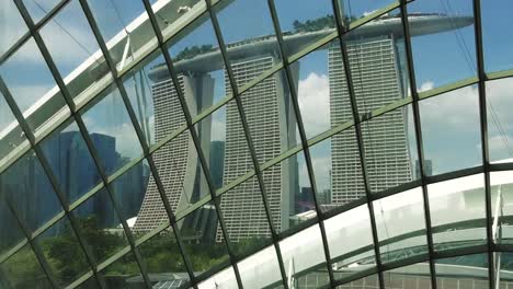 Vista-Del-Hotel-Marina-Bay-Sands-Desde-El-Interior-De-La-Cúpula-Del-Jardín-Botánico