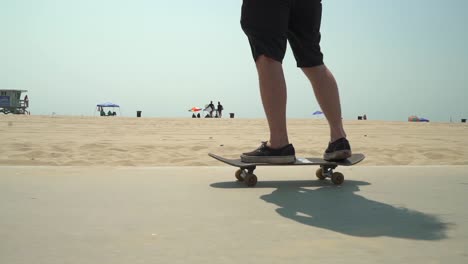 Siguiente-Toma-Cinematográfica-De-Un-Hombre-Caucásico-En-Patineta-En-Venice-Beach,-CA