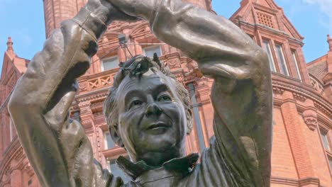 Imágenes-De-Primer-Plano-De-Un-Monumento-Tributo-A-La-Leyenda-Del-Fútbol-Brian-Clough-Obe-Frente-Al-Antiguo-Edificio-Prudencial-Old-Market-Square,-Nottingham,-Inglaterra