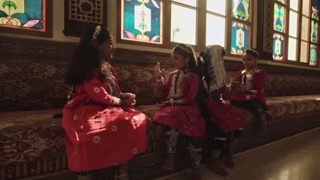 Jóvenes-Omaníes-Con-Prendas-Tradicionales-Jugando-Piedra,-Papel-O-Tijera---Toma-De-Seguimiento-De-Diapositiva-Amplia