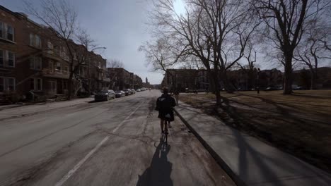 POV-Hinter-Dem-Fahrradkurier,-Der-Am-Sir-Wilfrid-Laurier-Park-In-Montreal-Vorbeifährt