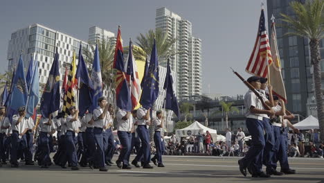 Marschieren-Mit-Fahnen-Während-Der-Veteranentagsparade-2019-In-Der-Innenstadt-Von-San-Diego