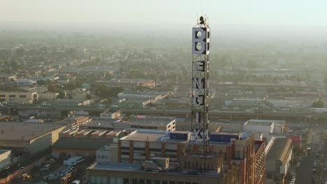 Toma-Aérea-Ascendente-Del-Histórico-Edificio-Bendix-Y-El-Tráfico-En-Una-Carretera-Al-Fondo