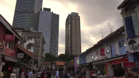 Turistas-Y-Lugareños-En-La-Calle-Bagdad-En-Singapur.