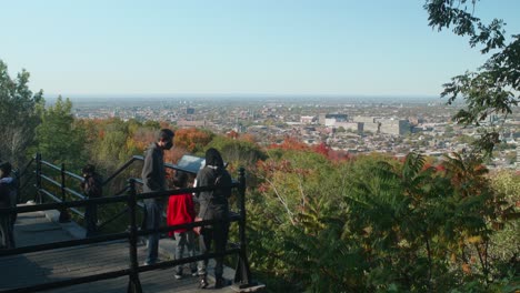 Besucher-überblicken-Den-Norden-Von-Montreal-Im-Mount-Royal-Park