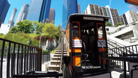 Zeitraffer-Des-Historischen-Angel&#39;s-Flight-Trolley-Mit-Der-Innenstadt-Von-Los-Angeles-Im-Hintergrund