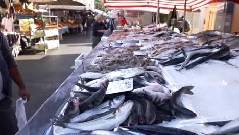 Pescados-Y-Mariscos-Frescos-Que-Se-Venden-En-El-Mercado-Callejero-De-Roma,-Italia---Tiro-Inclinado