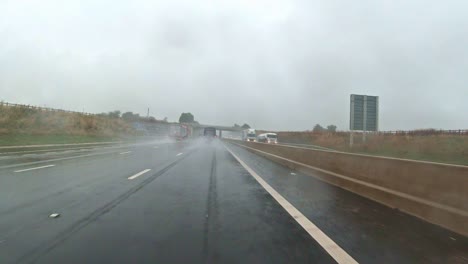 Punto-De-Vista-Del-Conductor-En-Dirección-Norte-Por-La-Autopista-M1-Cerca-De-J35-En-El-Reino-Unido,-Bajo-La-Lluvia-En-Un-Día-De-Mal-Tiempo