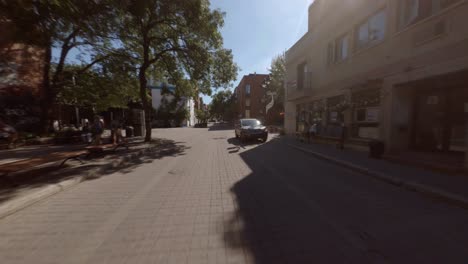 POV-Radfahren-Entlang-Der-Ruhigen-Duluth-Avenue-In-Montreal