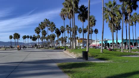 Mañana-Tranquila-Y-Soleada-En-El-Paseo-Marítimo-De-Venice-Beach,-En-Los-Ángeles---Vista-Panorámica