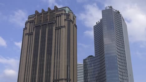 Parkview-Square-Y-Gateway-West-Edificios-Contra-El-Cielo-Azul-Con-Nubes